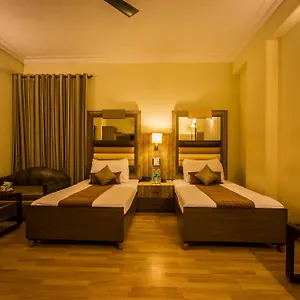 Отель The Suncourt Yatri, Дели